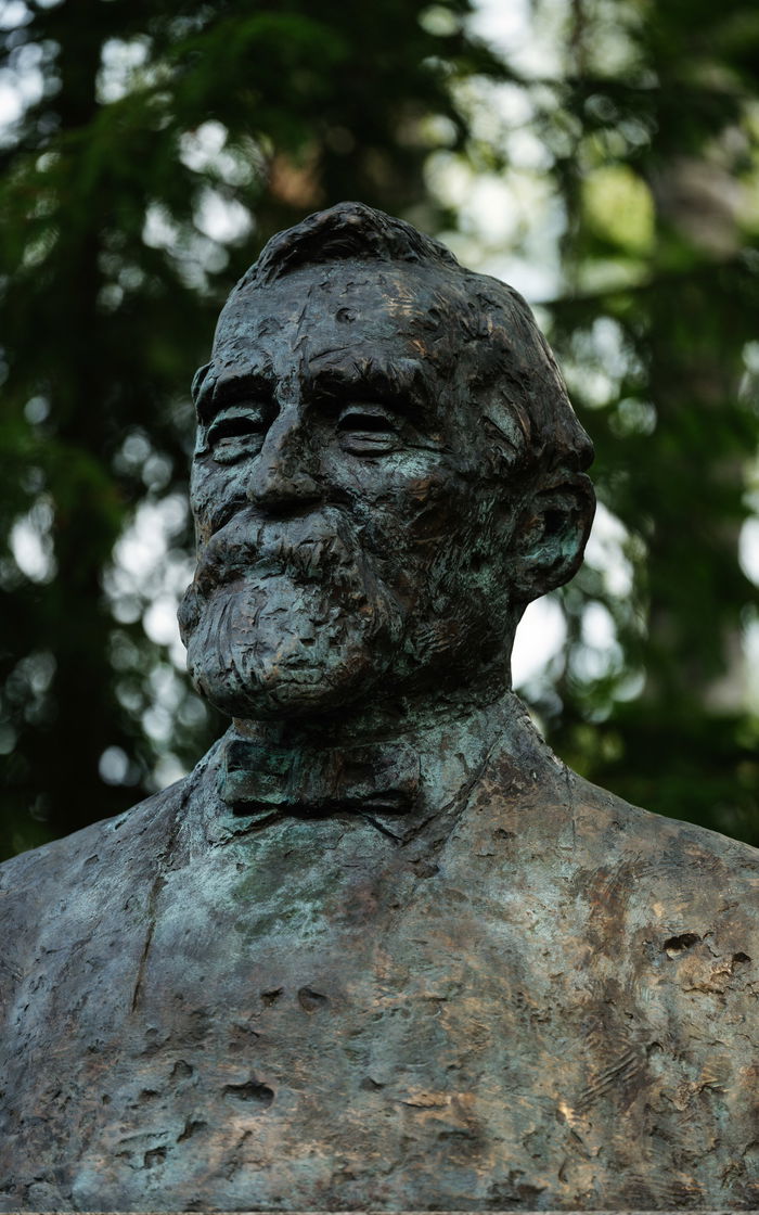 Statute og a man. Stone.